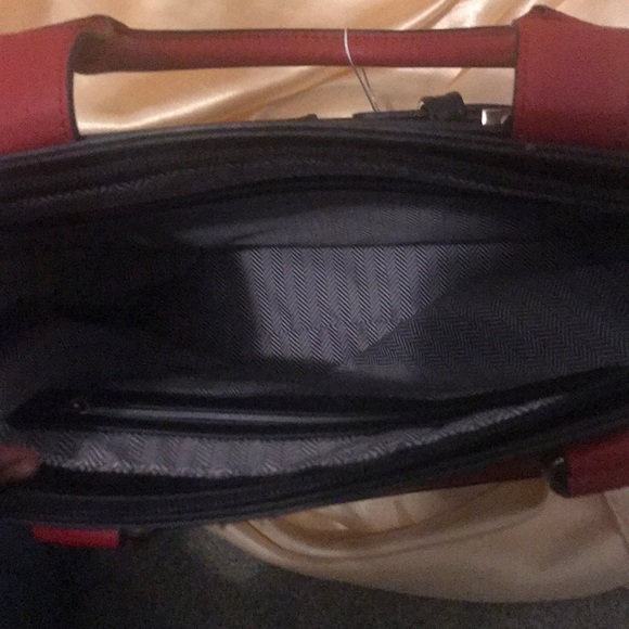 I’m selling a brand new black and red classy purse - Picture 3 of 3